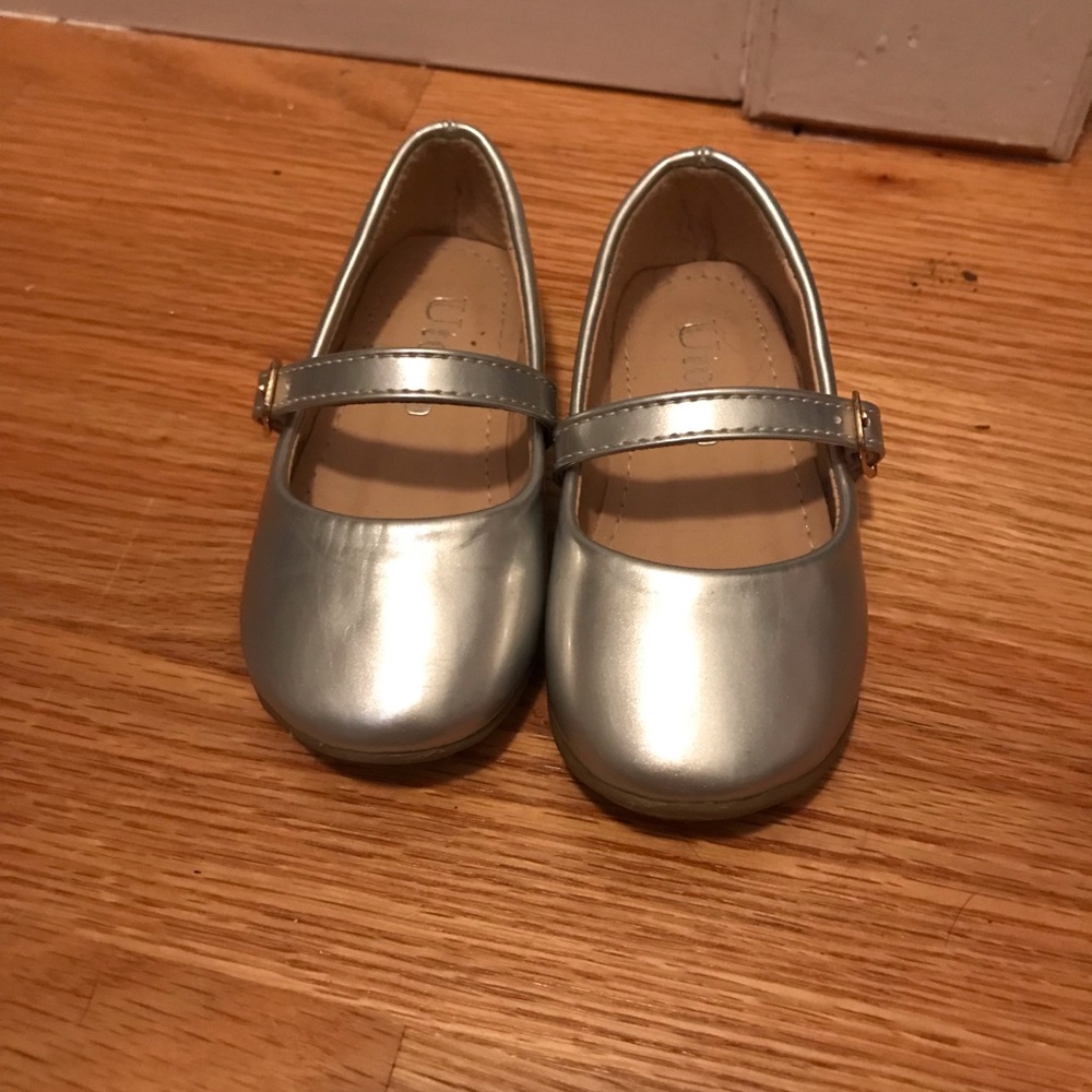 Utopia girls size 6 silver dress shoe with strap